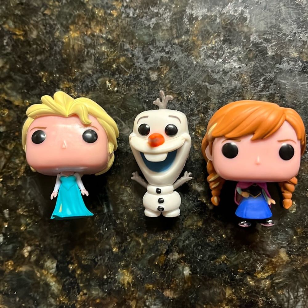 Mini Funko Pop Frozen Figures and 2 Disney Doorables